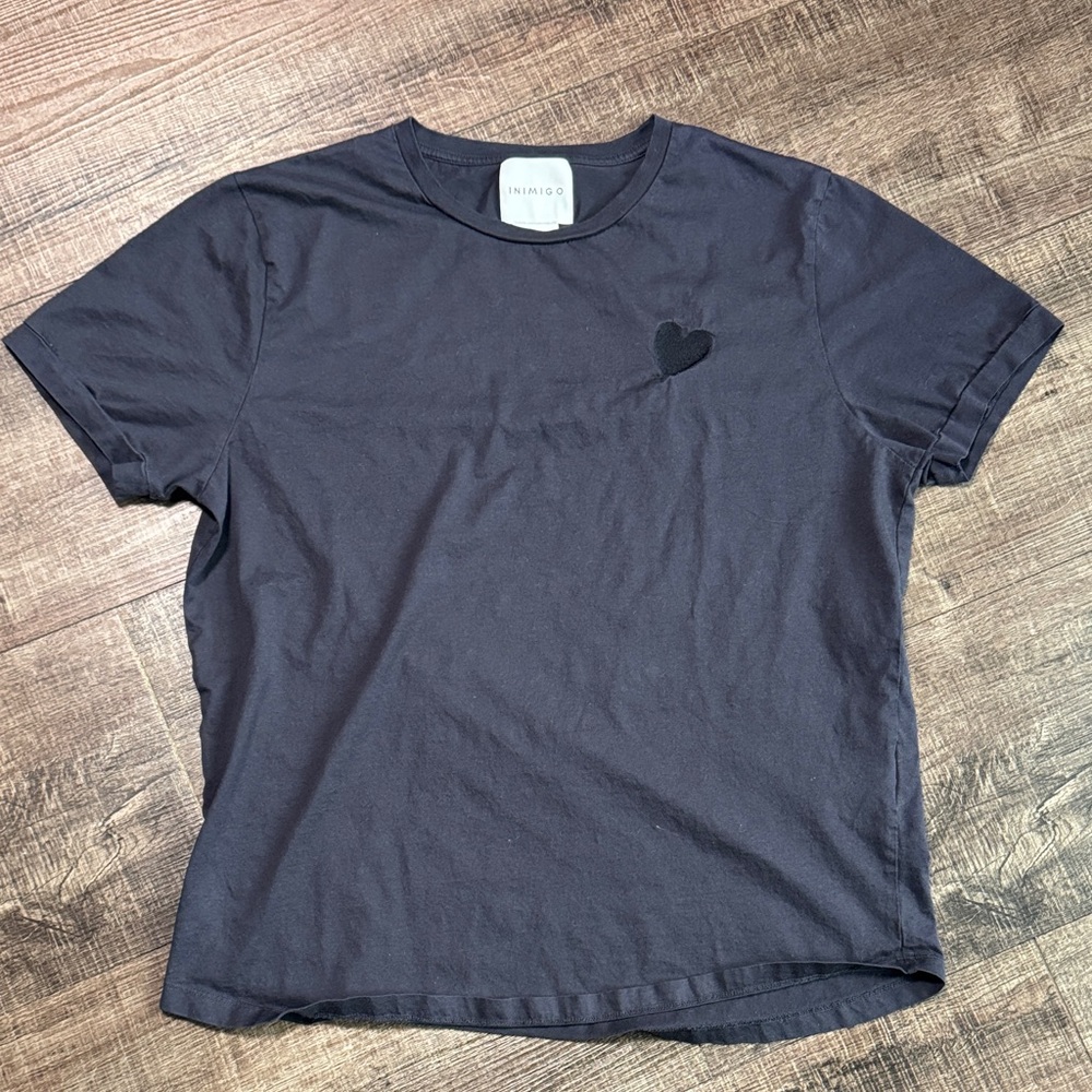 Women's Inimigo Black Heart Accent Tee